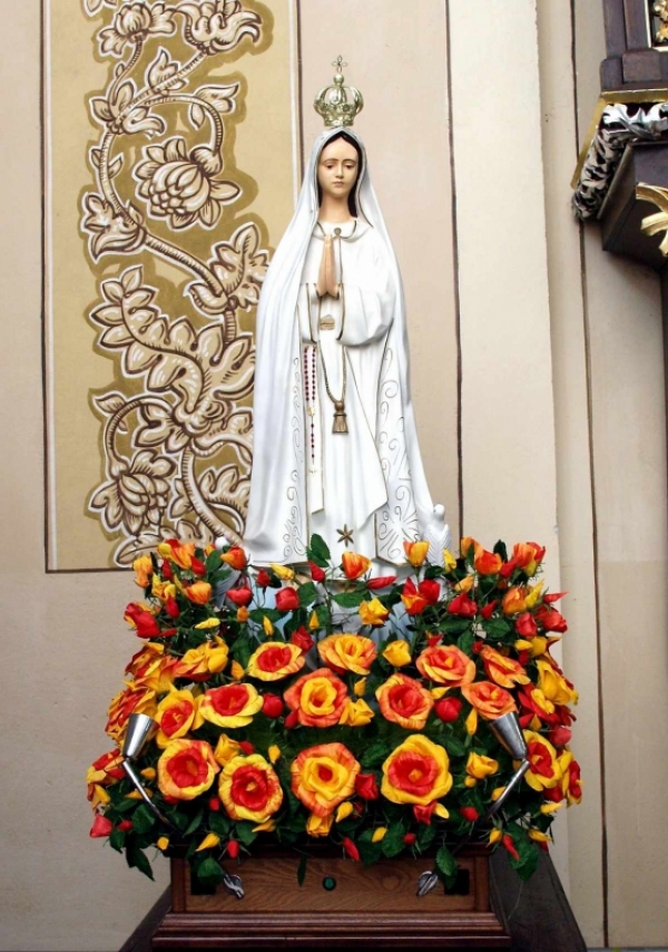 Figura Matki Boskiej Fatimskiej w kościele w Osobnicy